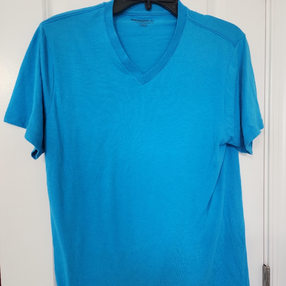 Men's medium‎ blue v-neck t-shirt